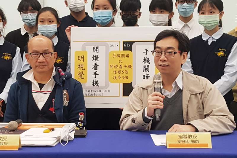 新竹台大分院眼科主任葉伯廷醫師提醒,入夜開燈看手機,越亮代表會有更多的光化學反應,更容易造成眼睛傷害。(圖/方詠騰) 新竹台大分院眼科主任葉伯廷醫師提醒,入夜開燈看手機,越亮代表會有更多的光化學反應,更容易造成眼睛傷害。(圖/方詠騰)