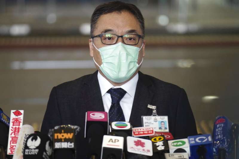 香港國安處高級警司李桂華6日召開記者會,證實當天出動超過千名警力,在全港逮捕53名疑犯。(美聯社) 香港國安處高級警司李桂華6日召開記者會,證實當天出動超過千名警力,在全港逮捕53名疑犯。(美聯社)