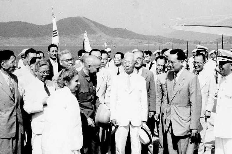 1949年8月,蔣中正訪問南韓,並與李承晚在鎮海展開會談。當時李承晚還對剛剛敗給共產黨的蔣中正語帶不屑,可沒想到他在南韓卻沒有辦法如蔣中正一樣總統當到最後。(作者許劍虹提供) 1949年8月,蔣中正訪問南韓,並與李承晚在鎮海展開會談。當時李承晚還對剛剛敗給共產黨的蔣中正語帶不屑,可沒想到他在南韓卻沒有辦法如蔣中正一樣總統當到最後。(作者許劍虹提供)