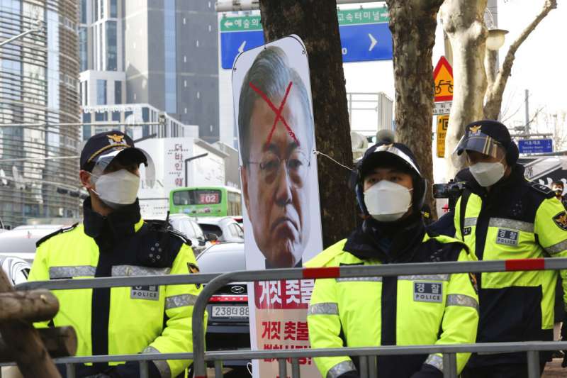 朴槿惠的支持者在大法院外舉牌抗議司法不公,甚至將現任總統文在寅的肖像畫上一個大叉叉。(美聯社) 朴槿惠的支持者在大法院外舉牌抗議司法不公,甚至將現任總統文在寅的肖像畫上一個大叉叉。(美聯社)