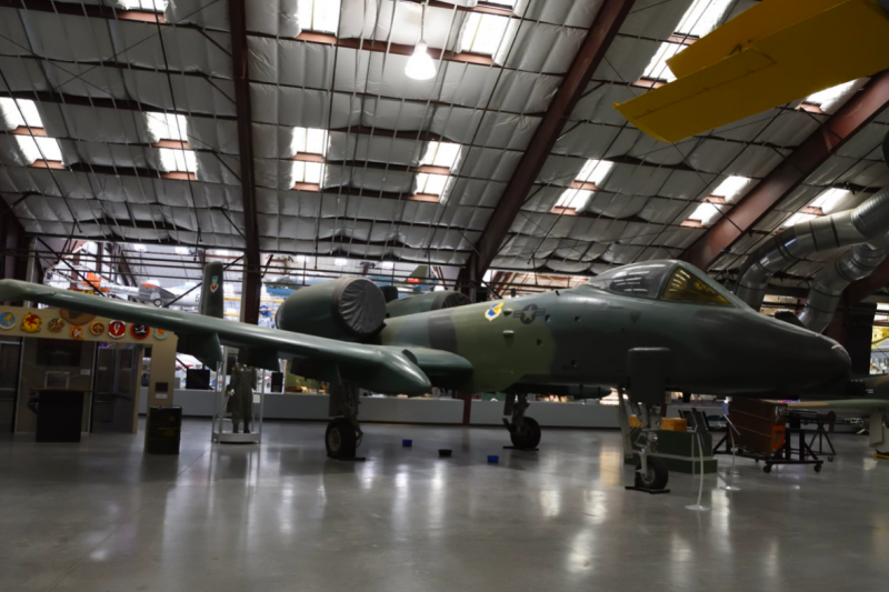 第355聯隊是最早換裝A-10的美國空軍單位,在戴維斯·蒙森空軍基地旁的皮馬航太博物館還可以見到70年代塗裝的A-10靜態展示機。(許劍虹攝) 第355聯隊是最早換裝A-10的美國空軍單位,在戴維斯·蒙森空軍基地旁的皮馬航太博物館還可以見到70年代塗裝的A-10靜態展示機。(許劍虹攝)