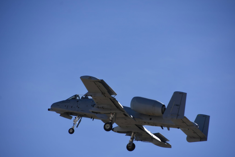 A-10雖然已經是老飛機,美國空軍也準備以F-35A取而代之,可是因為被A-10救過的美軍太多了,要求讓A-10繼續服役的聲音在美國也很大,已故的「自由中國之友」,亞利桑那州參議員馬侃(John McCain)就是A-10在政壇中最大的支持者。(許劍虹攝) A-10雖然已經是老飛機,美國空軍也準備以F-35A取而代之,可是因為被A-10救過的美軍太多了,要求讓A-10繼續服役的聲音在美國也很大,已故的「自由中國之友」,亞利桑那州參議員馬侃(John McCain)就是A-10在政壇中最大的支持者。(許劍虹攝)