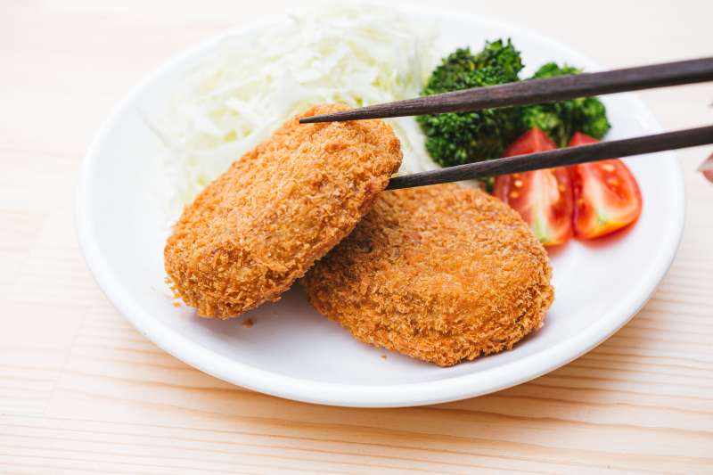 除了素肉,台灣現在也自行研發了植物肉,除了標榜營養價值高外,裡頭也不含動物激素、膽固醇、抗生素、基因改造、防腐劑等有害健康物質。(圖/取自PAKUTASO) 除了素肉,台灣現在也自行研發了植物肉,除了標榜營養價值高外,裡頭也不含動物激素、膽固醇、抗生素、基因改造、防腐劑等有害健康物質。(圖/取自PAKUTASO)