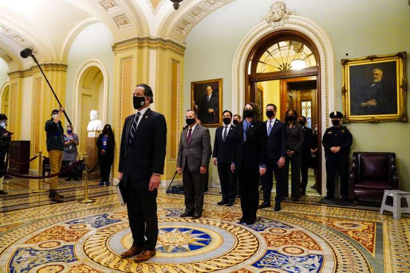 9名美國聯邦眾議院的彈劾處理員(impeachment managers)25日傍晚神情肅穆地走到參議院,親自遞交了川普的彈劾狀。(美聯社) 9名美國聯邦眾議院的彈劾處理員(impeachment managers)25日傍晚神情肅穆地走到參議院,親自遞交了川普的彈劾狀。(美聯社)