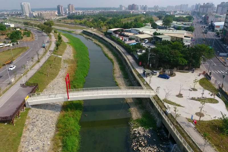 沿線設置人行景觀橋1座、親水步道、景觀節點，可提供市民一處良好休閒遊憩場所。（圖／高雄水利局提供）