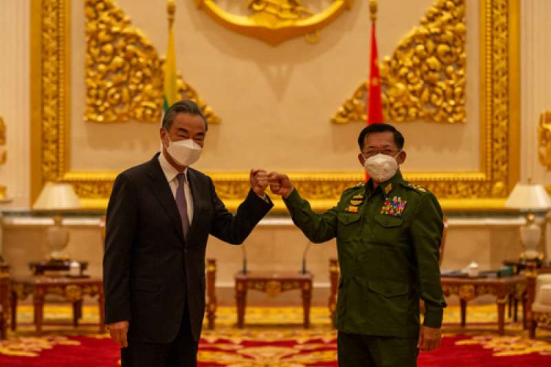 中國外交部長王毅1月12日與緬甸國防軍總司令敏昂萊會面。(中國外交部) 中國外交部長王毅1月12日與緬甸國防軍總司令敏昂萊會面。(中國外交部)