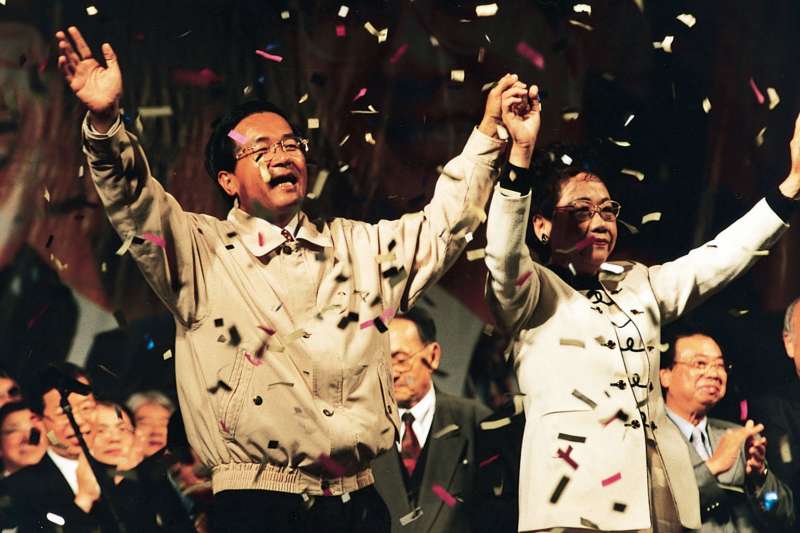 千禧年,台灣人民選出第一位非國民黨籍總統陳水扁(左)和副總統呂秀蓮(右)。(彭耀倫攝) 千禧年,台灣人民選出第一位非國民黨籍總統陳水扁(左)和副總統呂秀蓮(右)。(彭耀倫攝)