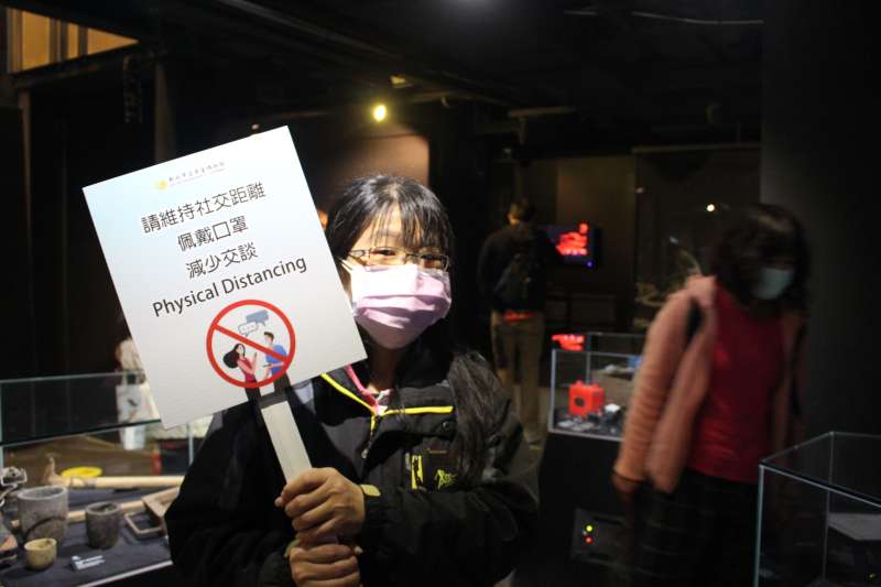 黃金博物館也透過定時廣播、公告及手舉牌提醒民眾。(圖/新北市文化局提供) 黃金博物館也透過定時廣播、公告及手舉牌提醒民眾。(圖/新北市文化局提供)