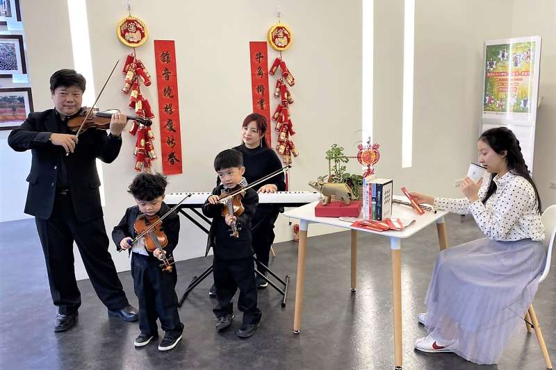 新店分館於大年初五(2/16)特別邀請在地音樂家將於圖書館內現場音樂演奏,讓讀者能同時享受邊。(圖/新北市立圖書館提供) 新店分館於大年初五(2/16)特別邀請在地音樂家將於圖書館內現場音樂演奏,讓讀者能同時享受邊。(圖/新北市立圖書館提供)
