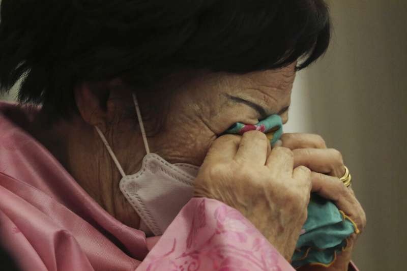 高齡93歲的南韓慰安婦阿嬤李容洙在首爾召開記者會,呼籲日韓政府將慰安婦爭議交由國際法院(ICJ)審理。(美聯社) 高齡93歲的南韓慰安婦阿嬤李容洙在首爾召開記者會,呼籲日韓政府將慰安婦爭議交由國際法院(ICJ)審理。(美聯社)