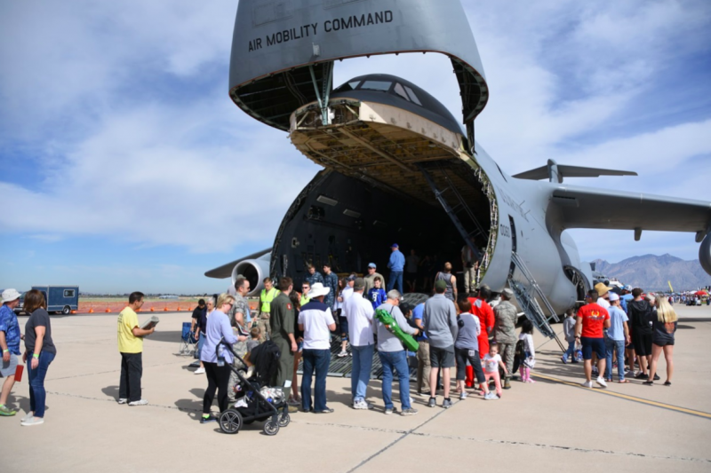 C-5M為美國空軍當前體積最大的機種,可搭載兩輛M1系列戰鬥機(許劍虹攝) C-5M為美國空軍當前體積最大的機種,可搭載兩輛M1系列戰鬥機(許劍虹攝)