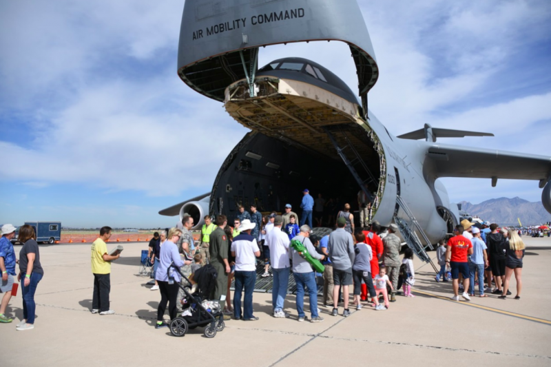 C-5M為美國空軍當前體積最大的機種，可搭載兩輛M1系列戰鬥機（許劍虹攝）