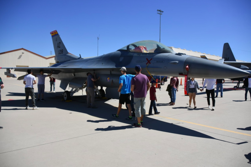 參加基地開放的民眾,可以零距離接觸F-16戰鬥機。(許劍虹攝) 參加基地開放的民眾,可以零距離接觸F-16戰鬥機。(許劍虹攝)