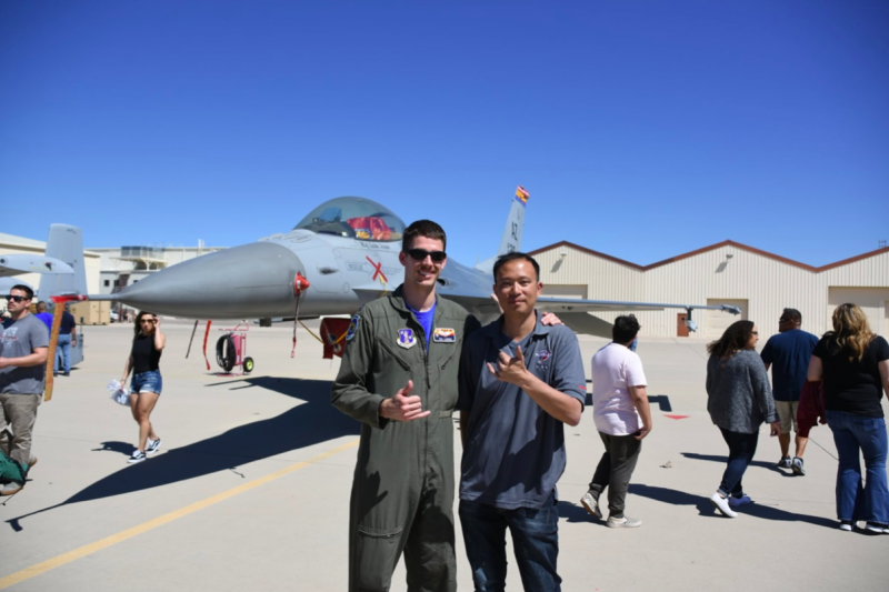 與筆者合影的第195中隊F-16飛行員,他或許曾經與中華民國空軍的F-16飛行員一起訓練。(許劍虹攝) 與筆者合影的第195中隊F-16飛行員,他或許曾經與中華民國空軍的F-16飛行員一起訓練。(許劍虹攝)