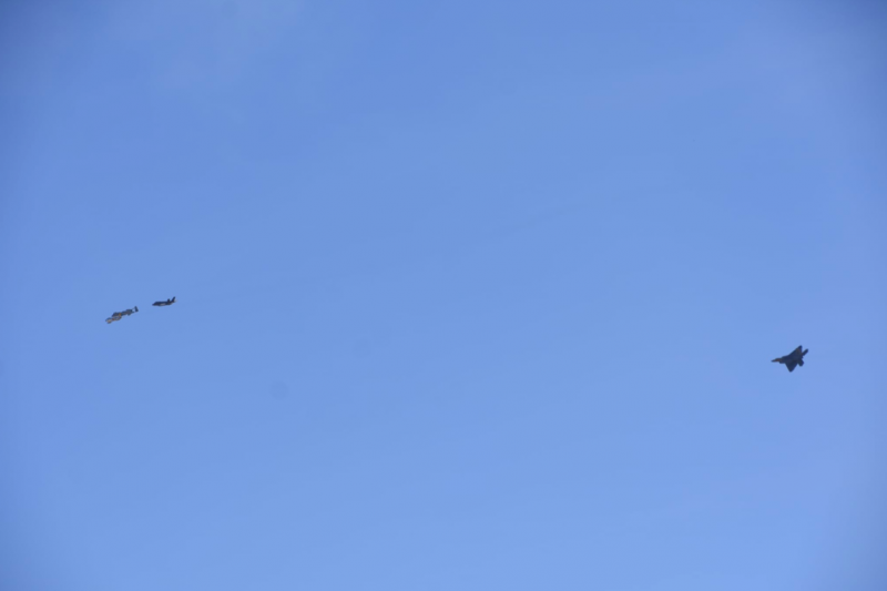 F-22從A-10、F-86與F-35後方加入編隊,展開著名的傳承飛行。(許劍虹攝) F-22從A-10、F-86與F-35後方加入編隊,展開著名的傳承飛行。(許劍虹攝)