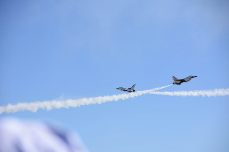 最難捕捉的畫面,是兩架F-16機頭對機頭展開雙向對飛飛行表演,節奏快速又刺激。(許劍虹攝) 最難捕捉的畫面,是兩架F-16機頭對機頭展開雙向對飛飛行表演,節奏快速又刺激。(許劍虹攝)