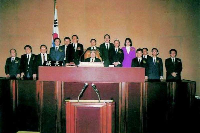 梁肅戎率團訪問南韓國會,可見「滿洲人脈」同時鞏固了台灣、日本、南韓的關係,也在大陸改革開放後將兩岸與日韓的老一輩重新串連了起來。(許劍虹提供) 梁肅戎率團訪問南韓國會,可見「滿洲人脈」同時鞏固了台灣、日本、南韓的關係,也在大陸改革開放後將兩岸與日韓的老一輩重新串連了起來。(許劍虹提供)