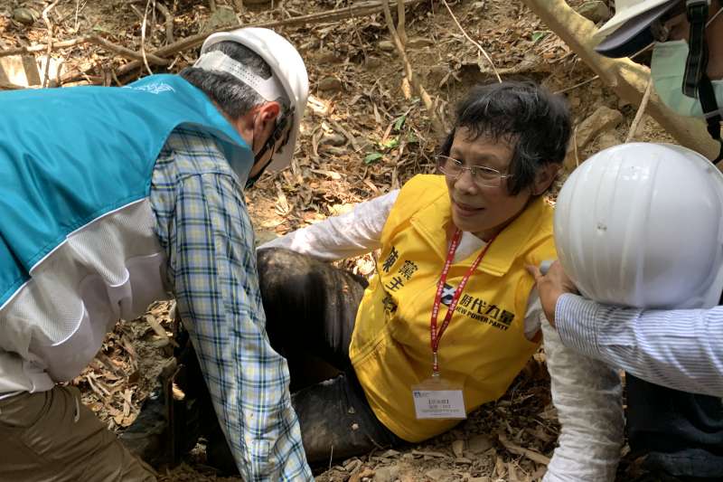 時代力量黨主席、立委陳椒華25日前往二戰日軍要塞遺址「石頭營」，親身探勘碉堡坑道。（陳椒華辦公室提供）