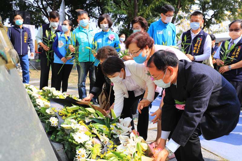 20210228-台中市長盧秀燕(圖中)於二二八追思會獻花。(台中市政府提供) 20210228-台中市長盧秀燕(圖中)於二二八追思會獻花。(台中市政府提供)