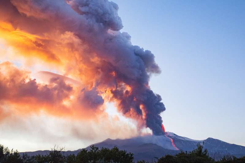 義大利西西里埃特納火山頻繁噴發,景象壯觀。(美聯社) 義大利西西里埃特納火山頻繁噴發,景象壯觀。(美聯社)
