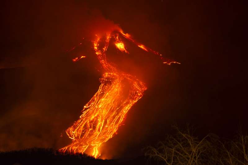 義大利西西里埃特納火山頻繁噴發,景象壯觀。(美聯社) 義大利西西里埃特納火山頻繁噴發,景象壯觀。(美聯社)