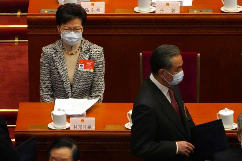 中國第十三屆全國人民代表大會第四次會議在北京召開,香港特首林鄭月娥、外交部長王毅也都出席盛會。(美聯社) 中國第十三屆全國人民代表大會第四次會議在北京召開,香港特首林鄭月娥、外交部長王毅也都出席盛會。(美聯社)