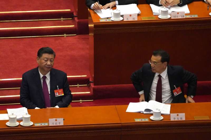 中國第十三屆全國人民代表大會第四次會議在北京召開,習近平與李克強的互動再次成為媒體關注的焦點。(美聯社) 中國第十三屆全國人民代表大會第四次會議在北京召開,習近平與李克強的互動再次成為媒體關注的焦點。(美聯社)