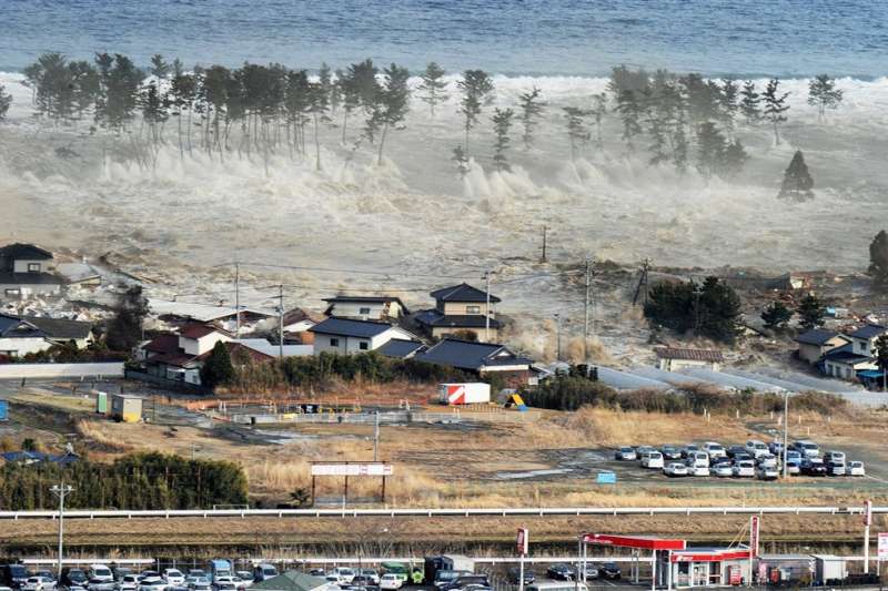 這麼多人正在死去 我卻躲在安全的地方攝影 搭直升機拍311海嘯獲獎 Nhk前攝影記者為此自責10年 風傳媒