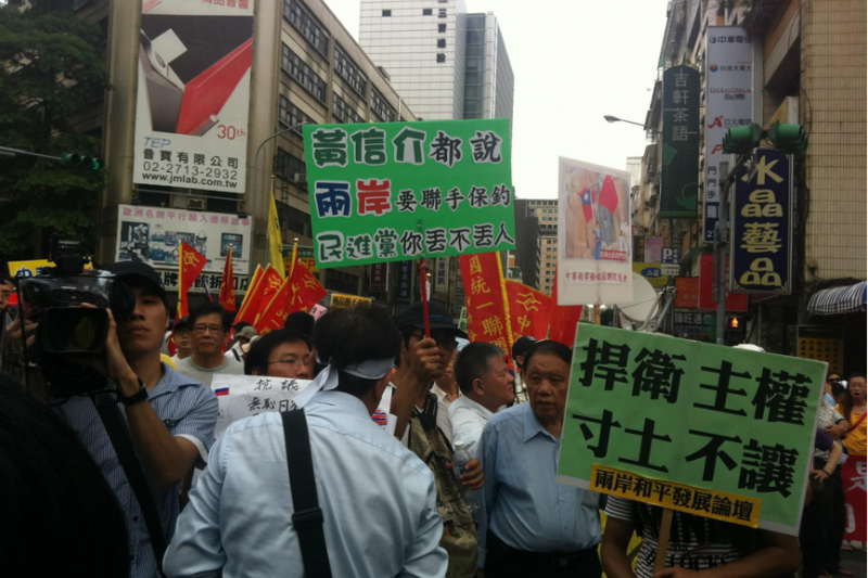 過去主張兩岸合作的楊逵被關後,他的孫女楊翠主張「抗中保台」,倒是自認兩蔣徒子徒孫的深藍群眾主張兩岸聯手對抗美日,象徵台灣人的認同十分錯亂。(作者許劍虹提供) 過去主張兩岸合作的楊逵被關後,他的孫女楊翠主張「抗中保台」,倒是自認兩蔣徒子徒孫的深藍群眾主張兩岸聯手對抗美日,象徵台灣人的認同十分錯亂。(作者許劍虹提供)