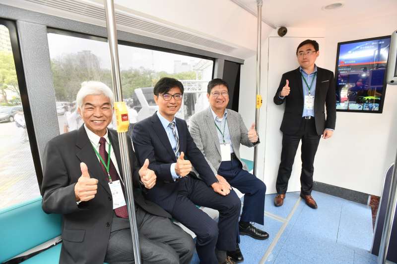 工研院資通所副組長鄭安凱(右一)為公路總局局長許鉦漳(左起)、經濟部技術處長邱求慧、新竹縣長楊文科講解自動駕駛感知次系統技術。(圖/工研院提供) 工研院資通所副組長鄭安凱(右一)為公路總局局長許鉦漳(左起)、經濟部技術處長邱求慧、新竹縣長楊文科講解自動駕駛感知次系統技術。(圖/工研院提供)