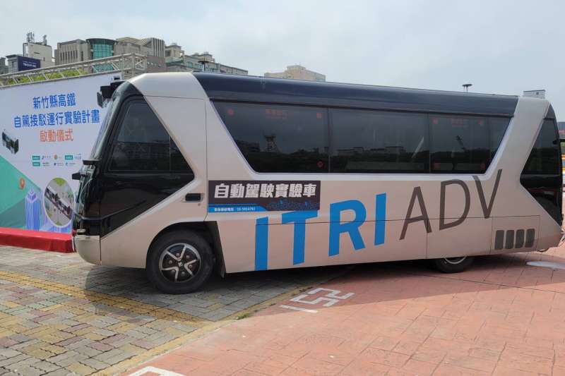 新竹縣高鐵自駕接駁服務測試有三大特色,包括運行道路大突破、智慧防撞大視野、智慧候車亭大連結。(圖/方詠騰) 新竹縣高鐵自駕接駁服務測試有三大特色,包括運行道路大突破、智慧防撞大視野、智慧候車亭大連結。(圖/方詠騰)