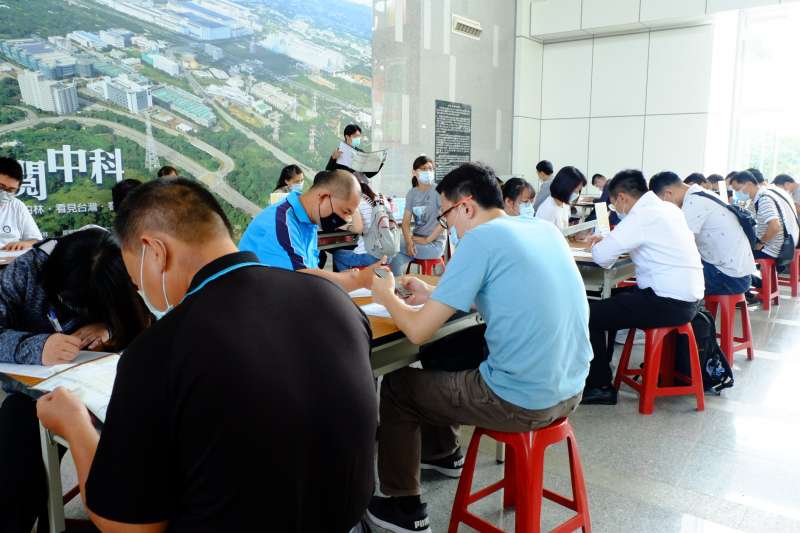 台中市府勞工局去年舉辦就業博覽會時,民眾求職時資料填寫區盛況。(圖/臺中市政府勞工局) 台中市府勞工局去年舉辦就業博覽會時,民眾求職時資料填寫區盛況。(圖/臺中市政府勞工局)