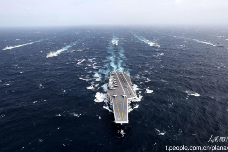 中國官方宣佈遼寧艦航母編隊日前在臺灣周邊海域進行例行訓練,引起外界關注。報導指出,本次訓練是中國海軍歷來規模航母編隊最大的一次出航行動;分析指,這次亦是中國海軍055型驅逐艦首次加入有關航母編隊,並參與訓練,將提高編隊的整體戰力。(圖/翻攝人民微博) 中國官方宣佈遼寧艦航母編隊日前在臺灣周邊海域進行例行訓練,引起外界關注。報導指出,本次訓練是中國海軍歷來規模航母編隊最大的一次出航行動;分析指,這次亦是中國海軍055型驅逐艦首次加入有關航母編隊,並參與訓練,將提高編隊的整體戰力。(圖/翻攝人民微博)