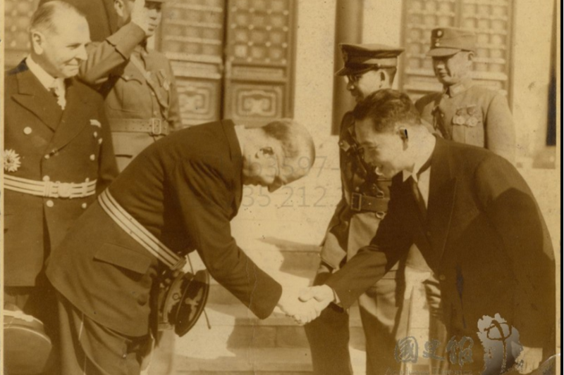 汪精衛接待德國駐華外交官,後面頭戴大盤帽的為陳昌祖,南京國民政府的首任航空署長,他也是汪精衛夫人陳壁君的弟弟。(國史館) 汪精衛接待德國駐華外交官,後面頭戴大盤帽的為陳昌祖,南京國民政府的首任航空署長,他也是汪精衛夫人陳壁君的弟弟。(國史館)