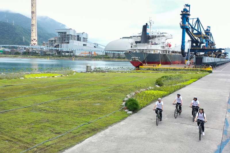 台泥DAKA和平低碳單車遊帶領旅人騎乘單車進入和平工業生態港，一覽珊瑚礁與熱帶魚。（台泥提供）