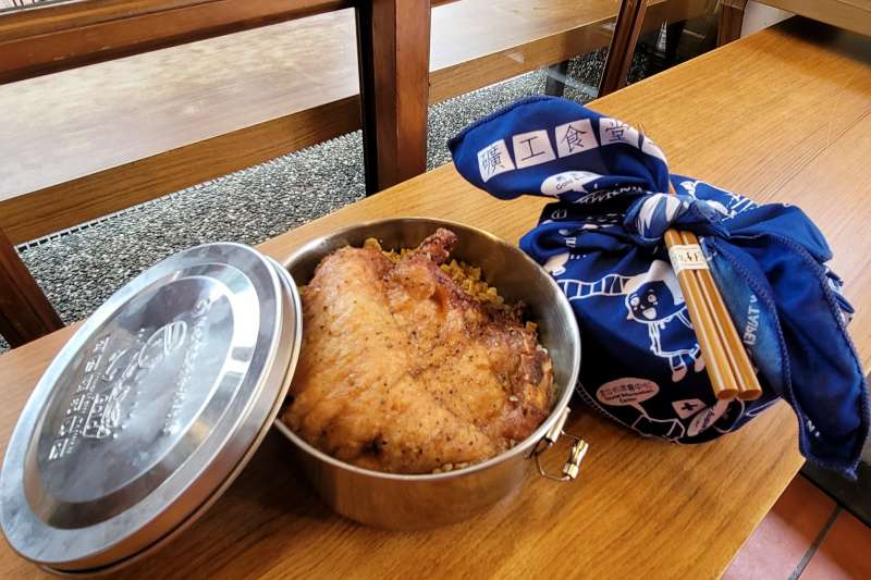 礦工便當一組,包括餐點、不鏽鋼餐盒、藍色方巾及一組竹筷子,售價290元。(圖/黃金博物館提供) 礦工便當一組,包括餐點、不鏽鋼餐盒、藍色方巾及一組竹筷子,售價290元。(圖/黃金博物館提供)