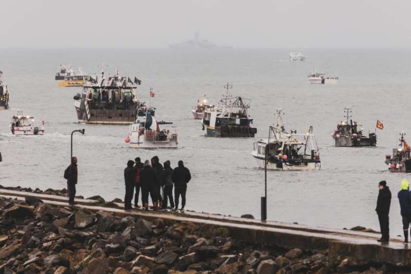 法國和英國6日派出軍艦和巡邏艇前往英國澤西島（Jersey）附近海域，雙方因英國脫歐後的漁權爭執，緊張局勢升高。（AP）