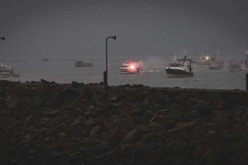 法國和英國6日派出軍艦和巡邏艇前往英國澤西島(Jersey)附近海域,雙方因英國脫歐後的漁權爭執,緊張局勢升高。(AP) 法國和英國6日派出軍艦和巡邏艇前往英國澤西島(Jersey)附近海域,雙方因英國脫歐後的漁權爭執,緊張局勢升高。(AP)