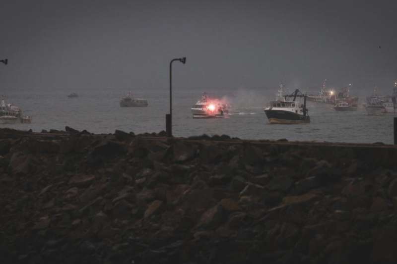 法國和英國6日派出軍艦和巡邏艇前往英國澤西島（Jersey）附近海域，雙方因英國脫歐後的漁權爭執，緊張局勢升高。（AP）