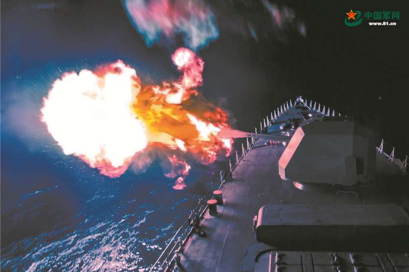 中國海軍正在進行夜間實彈射擊訓練。(中國軍網) 中國海軍正在進行夜間實彈射擊訓練。(中國軍網)