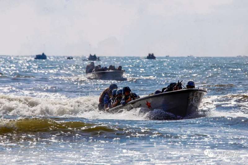 中國的海軍陸戰隊正在進行搶灘演練。（中國軍網）