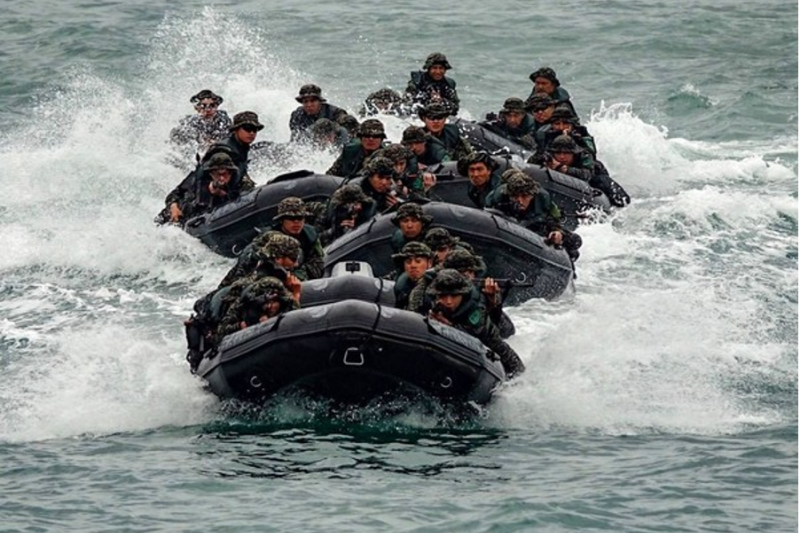 海軍陸戰隊99旅進行漢光預演時,「特戰突擊橡皮艇」翻覆釀2死,檢方調查後確認為激浪頂起所致。(圖/漢光預演照翻攝) 海軍陸戰隊99旅進行漢光預演時,「特戰突擊橡皮艇」翻覆釀2死,檢方調查後確認為激浪頂起所致。(圖/漢光預演照翻攝)