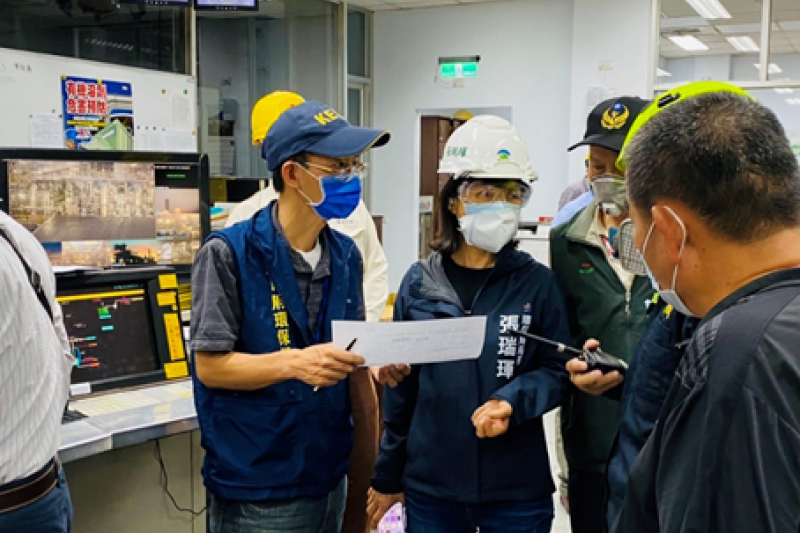 環保局張瑞琿局長現場查看聯成化工冒黑煙情況。(圖/徐炳文) 環保局張瑞琿局長現場查看聯成化工冒黑煙情況。(圖/徐炳文)