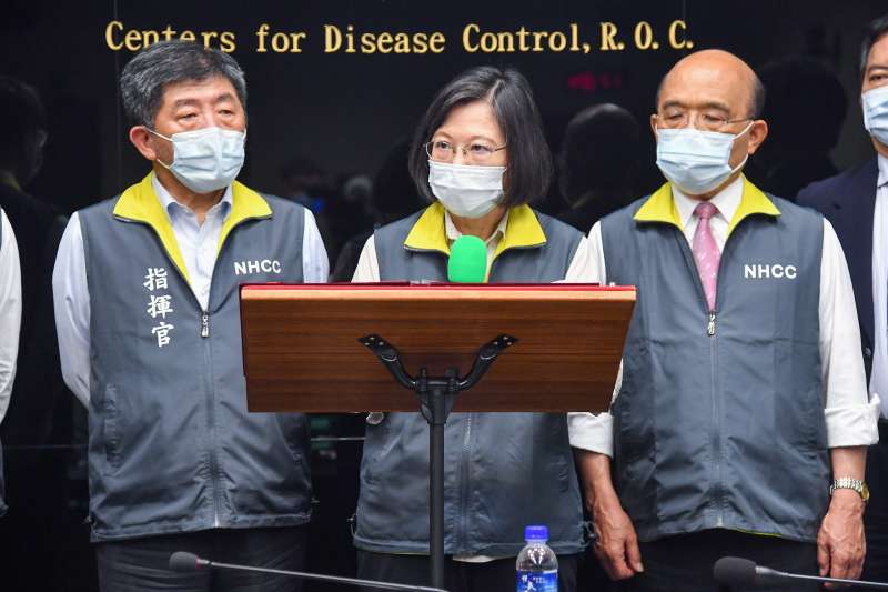 20210518-總統蔡英文(左二)、行政院長蘇貞昌(左三)等18日視察中央流行疫情指揮中心。(指揮中心提供) 20210518-總統蔡英文(左二)、行政院長蘇貞昌(左三)等18日視察中央流行疫情指揮中心。(指揮中心提供)