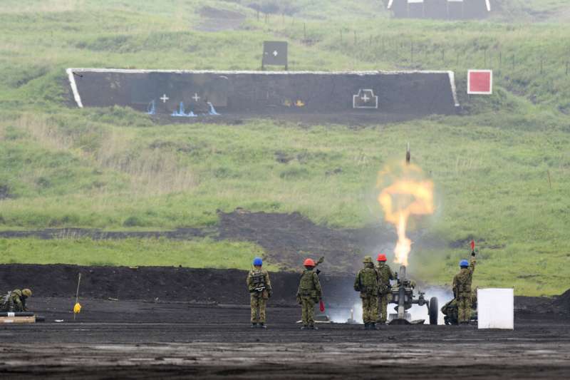 日本陸上自衛隊5月22日在富士演習場舉行實彈演練。（美聯社）