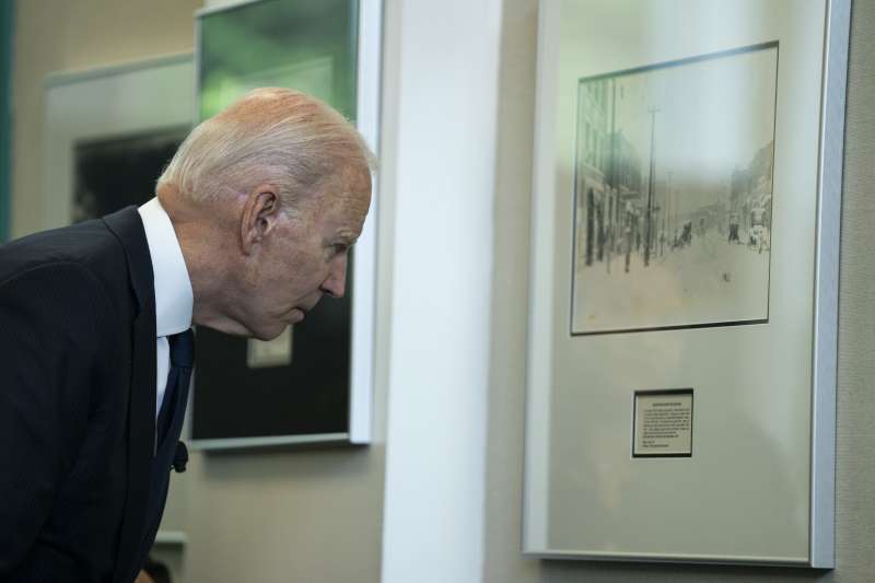 2021年,美國土爾沙種族大屠殺100周年,拜登總統參觀紀念館(AP) 2021年,美國土爾沙種族大屠殺100周年,拜登總統參觀紀念館(AP)