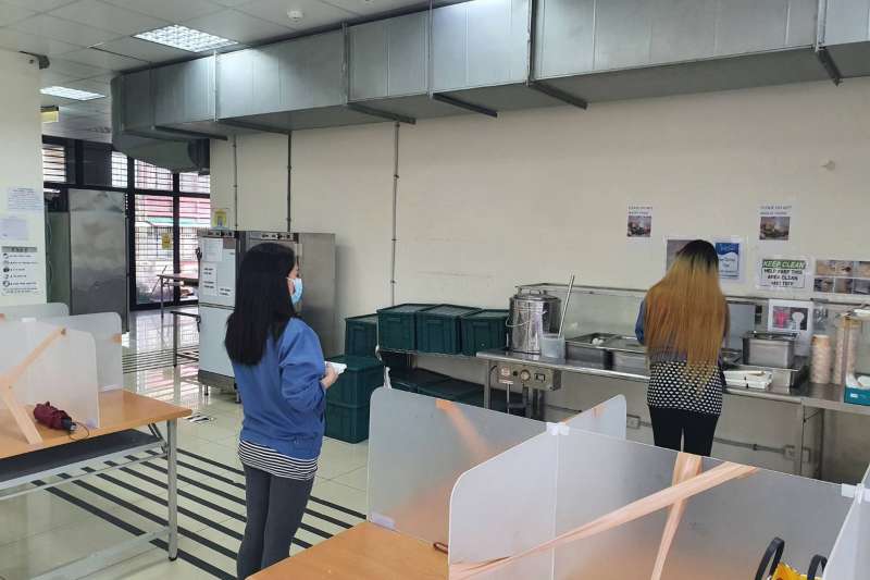 移工餐廳保持社交距離等待取餐,座位並設置隔板以梅花座排列。(圖/新北市勞工局提供) 移工餐廳保持社交距離等待取餐,座位並設置隔板以梅花座排列。(圖/新北市勞工局提供)