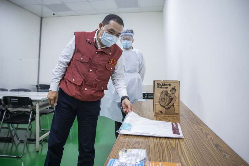 新北市長侯友宜9日前往鴻海公司視察企業快篩情形。(新北市政府提供) 新北市長侯友宜9日前往鴻海公司視察企業快篩情形。(新北市政府提供)