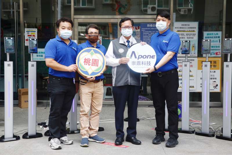 崇鼎科技捐贈12台熱感應測溫機予桃園市政府齊心抗疫。（圖/崇鼎科技提供）