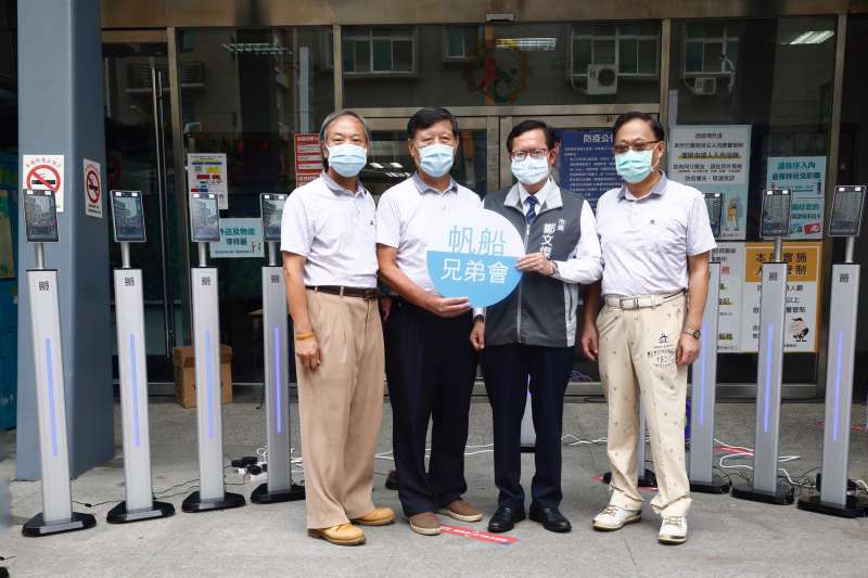 民間企業團體帆船兄弟會在崇鼎科技號召下一同支持響應捐贈熱感應測溫機行動。（圖/崇鼎科技提供）